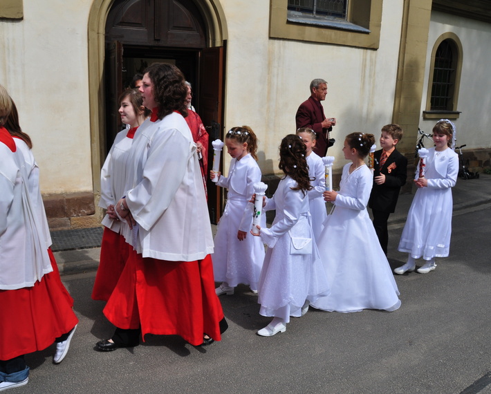 Erstkommunionkinder bilden eine Prozession.