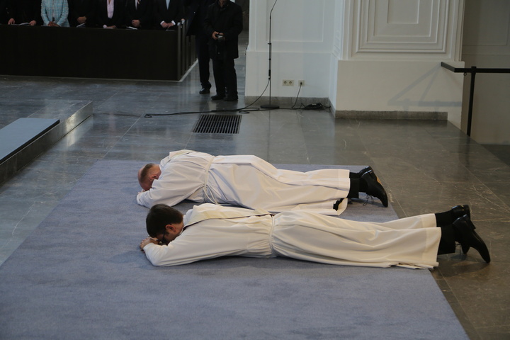 Zwei angehende Priester liegen bei ihrer Weihe auf dem Boden.